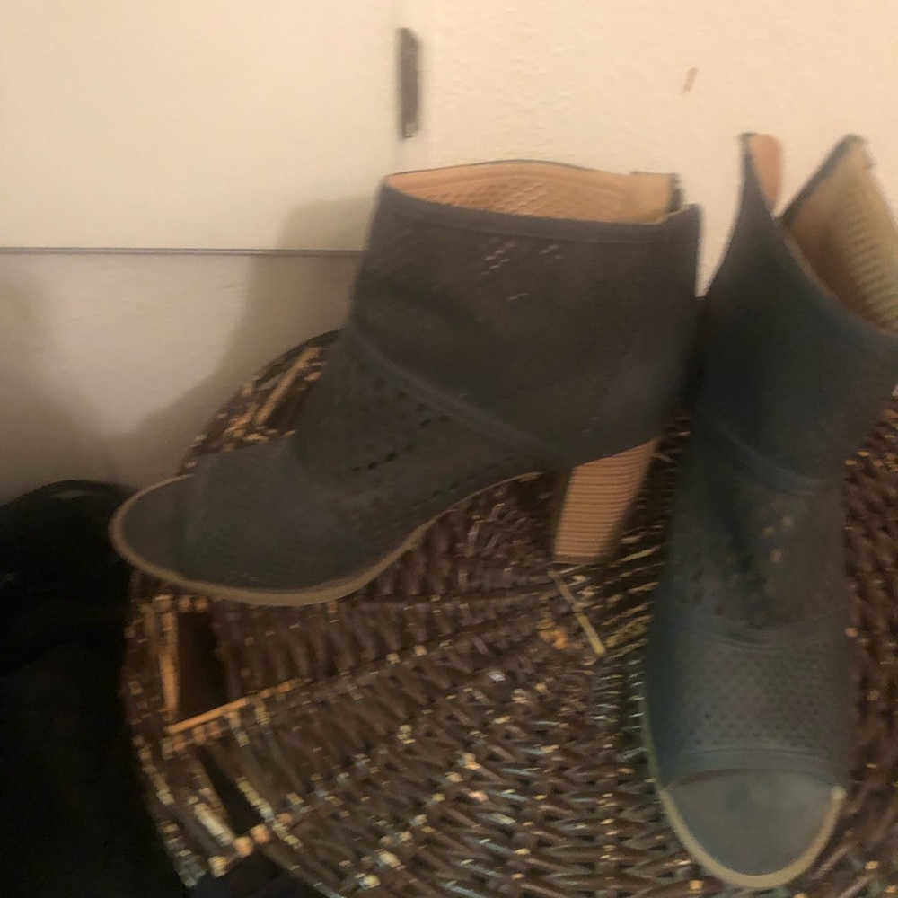 Shoes - Picture 2 of 4